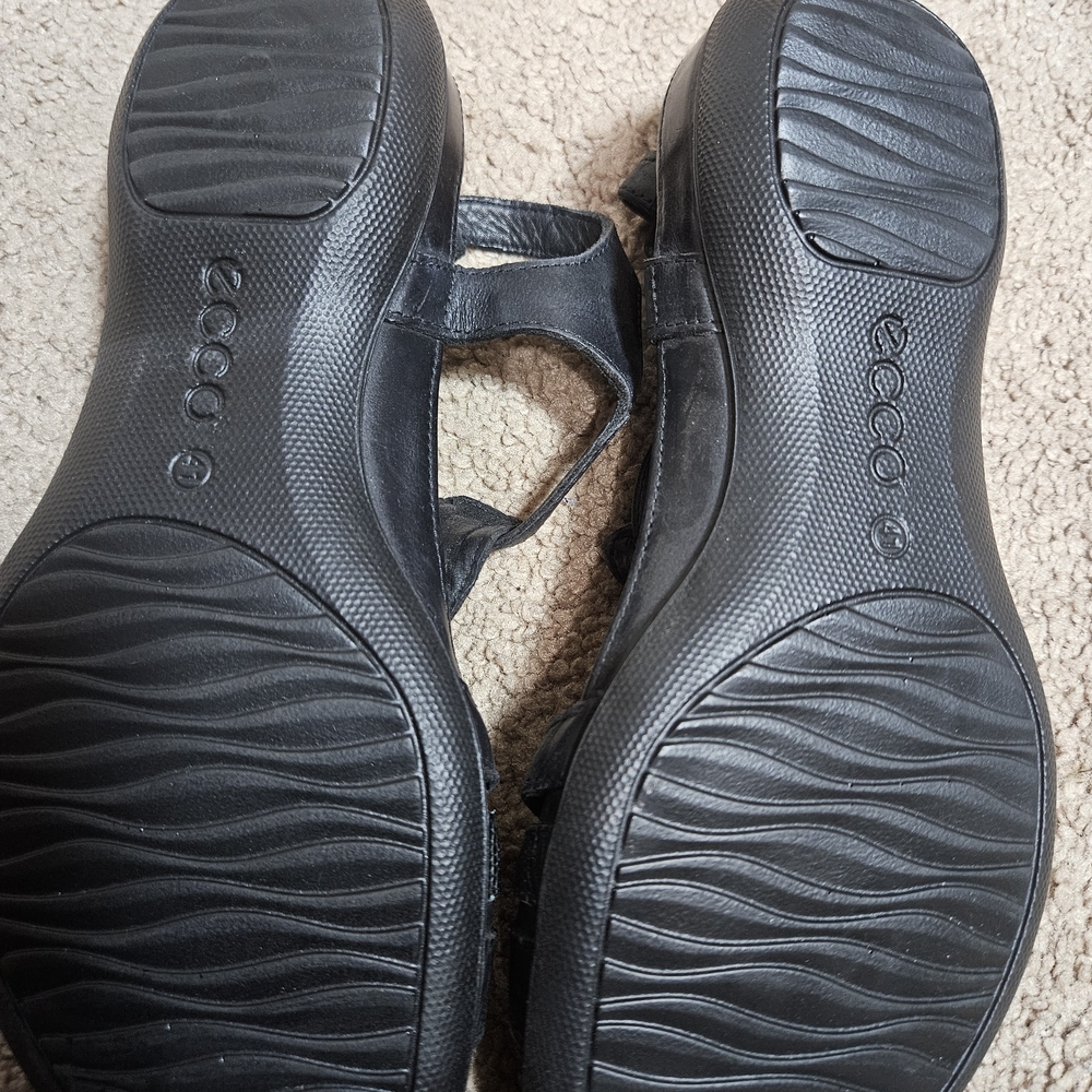Ecco Black Leather T-Strap Sandals with Woven Accent - Picture 3 of 5